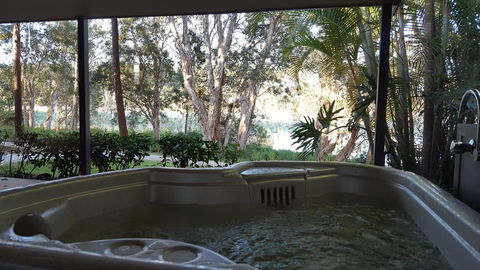 Lake Russell Lakeside Retreat - Accommodation Gladstone 0