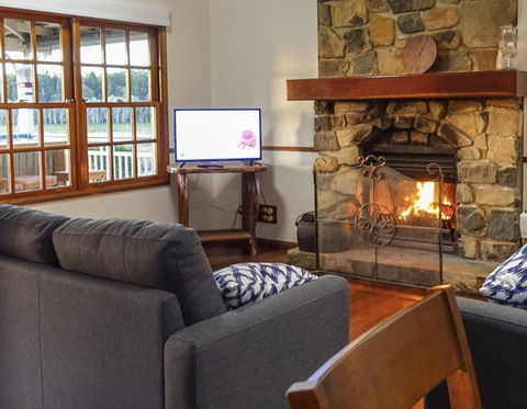 Lakefront Holiday Villa - Accommodation Gladstone 1
