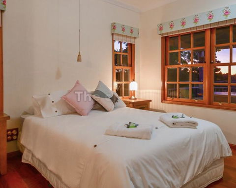 Lakefront Holiday Villa - Accommodation Gladstone 2