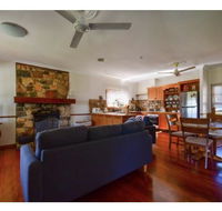 Lakefront holiday villa - Accommodation Gladstone