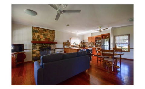 Lakefront Holiday Villa - Accommodation Gladstone 0