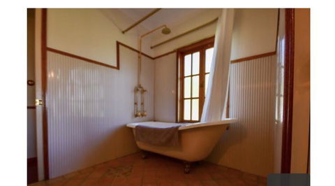 Lakefront Holiday Villa - Accommodation Gladstone 3