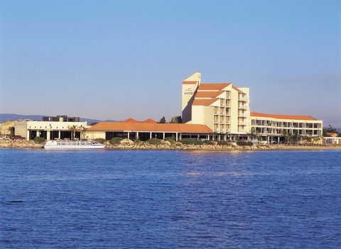 Lakes Hotel - Accommodation Gladstone 0