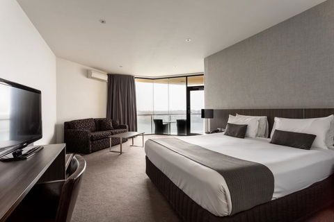 Lakes Hotel - Accommodation Gladstone 1