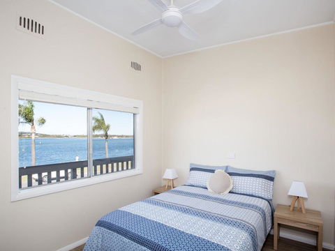 Lakeside Flats 2 Fresh New Look - Accommodation Gladstone 3