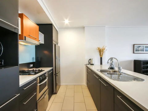 Large 3 Bedroom Apartment With River Views Near The Stadium - Accommodation Gladstone 1