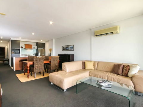 Large 3 Bedroom Apartment With River Views Near The Stadium - Accommodation Gladstone 0