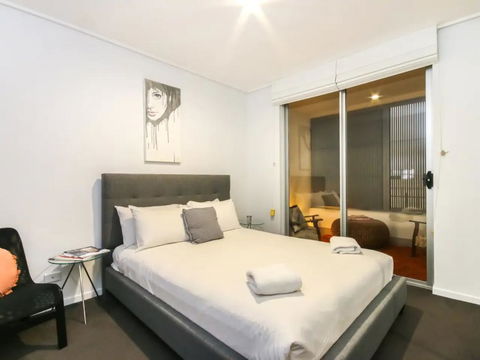 Large 3 Bedroom Apartment With River Views Near The Stadium - Accommodation Gladstone 3