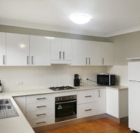 Large 5-Bedroom House with Wifi  Netflix Close to Taronga Western Plains Zoo - Accommodation Gladstone