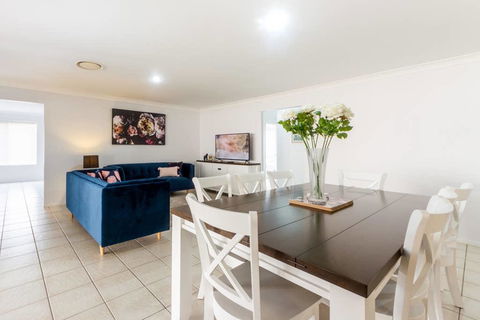 Large Executive And Family Home - Flinders View - Accommodation Gladstone 0