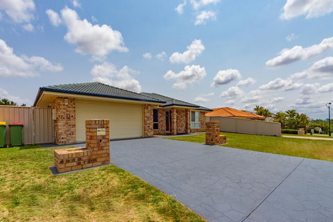 Large Executive And Family Home - Flinders View - Accommodation Gladstone 2