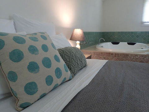Lauristina Spa Cottage - Accommodation Gladstone 1