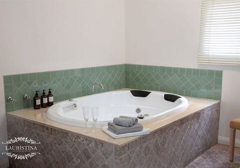 Lauristina Spa Cottage - Accommodation Gladstone 2