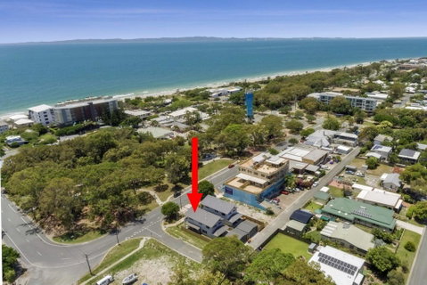LAVISH BEACH HOUSE ON THE SURF SIDE! - Accommodation Gladstone 0
