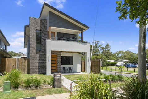 LAVISH BEACH HOUSE ON THE SURF SIDE! - Accommodation Gladstone 1