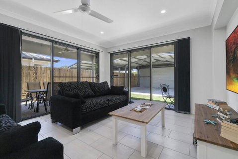 LAVISH BEACH HOUSE ON THE SURF SIDE! - Accommodation Gladstone 2
