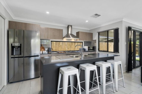 LAVISH BEACH HOUSE ON THE SURF SIDE! - Accommodation Gladstone 3