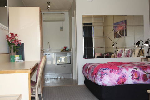 Leagues Motel - Accommodation Gladstone 2