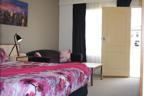 Leagues Motel - Accommodation Gladstone 0