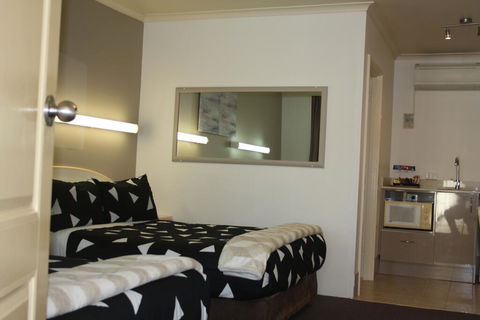 Leagues Motel - Accommodation Gladstone 3