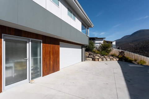 Lenah Valley Guesthouse - Accommodation Gladstone 2