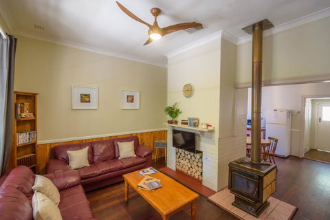 Lewana Cottages - Accommodation Gladstone 2