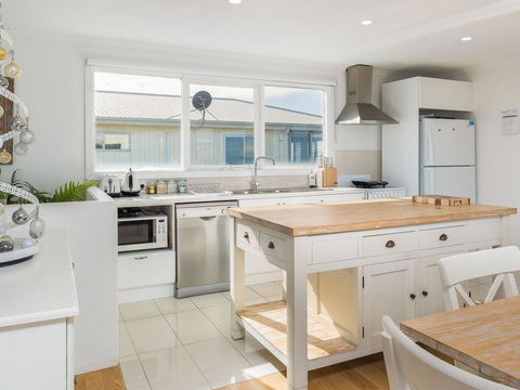 Licence To Chill - Accommodation Gladstone 1