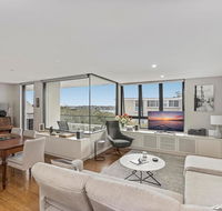 Light filled apartment with sweeping harbour views - Accommodation Gladstone