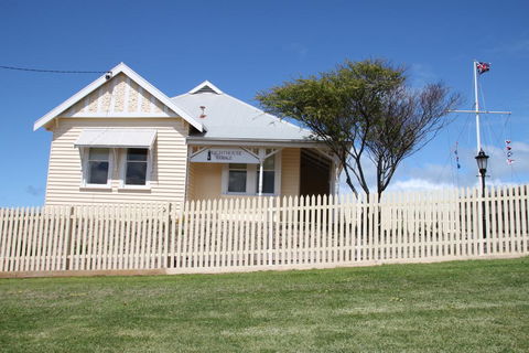 Lighthouse Lodge - Accommodation Gladstone 2