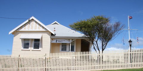 Lighthouse Lodge - Accommodation Gladstone 0