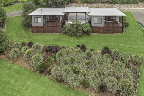 Lilypad Luxury Cabins - Accommodation Gladstone 2
