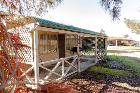 Limestone Cottage - Accommodation Gladstone 0