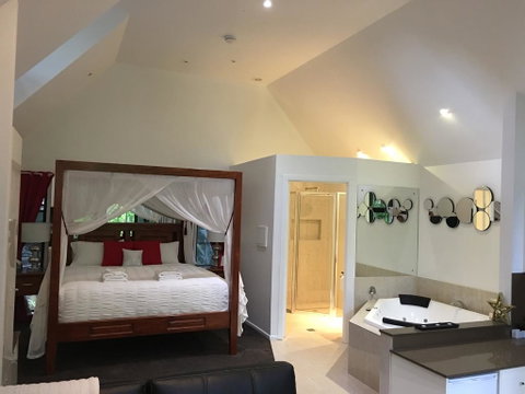 Linger A While Chalet - Accommodation Gladstone 2