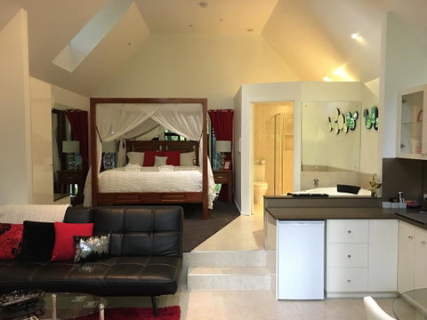 Linger A While Chalet - Accommodation Gladstone 0