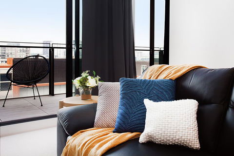 Luxe Apartment Five Minutes From Airport And City - Accommodation Gladstone 1