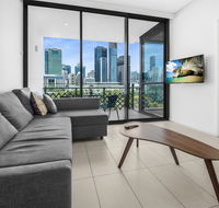 Luxe Apartment with Balcony and Pool Near Galleries - Accommodation Gladstone