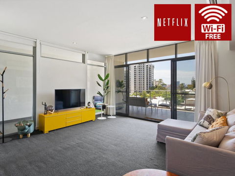 Luxe Furnished City Skyline Views - Accommodation Gladstone 0
