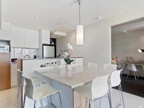 Luxe Furnished City Skyline Views - Accommodation Gladstone 3