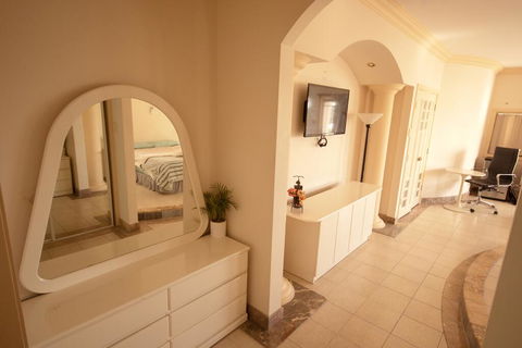 Luxuary Self-contained Living With Spa. - Accommodation Gladstone 2