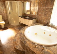 Luxuary self-contained living with Spa. - Accommodation Gladstone