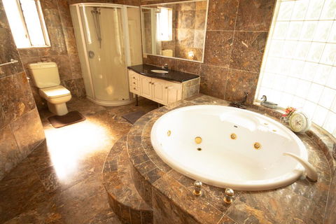 Luxuary Self-contained Living With Spa. - Accommodation Gladstone 0