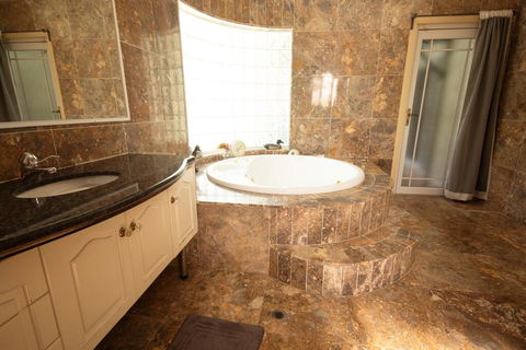 Luxuary Self-contained Living With Spa. - Accommodation Gladstone 3