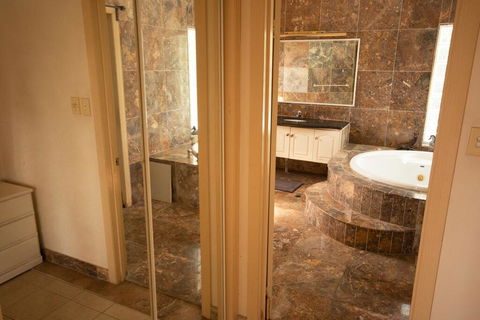 Luxuary Self-contained Living With Spa. - Accommodation Gladstone 1