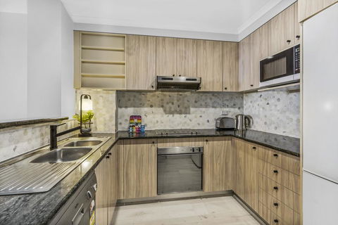 Luxurious Harbour View Apartment Steps From City - Accommodation Gladstone 2