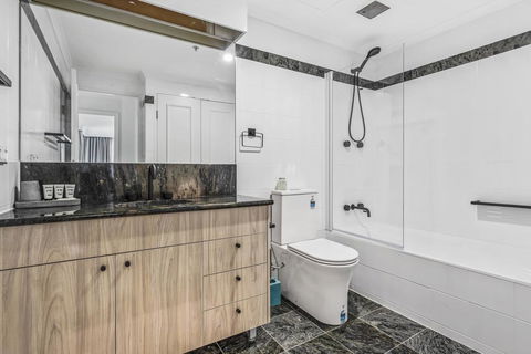 Luxurious Harbour View Apartment Steps From City - Accommodation Gladstone 3