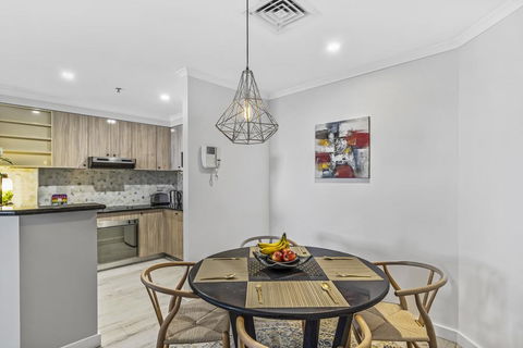 Luxurious Harbour View Apartment Steps From City - Accommodation Gladstone 1