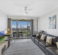 Luxurious harbour view apartment steps from city - Accommodation Gladstone
