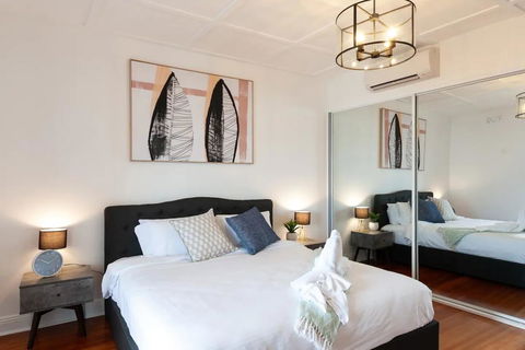 Luxurious Heritage Home With Harbour Bridge Views - Accommodation Gladstone 3