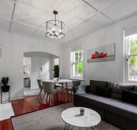 Luxurious Historic Home with Harbour Bridge Views - Accommodation Gladstone