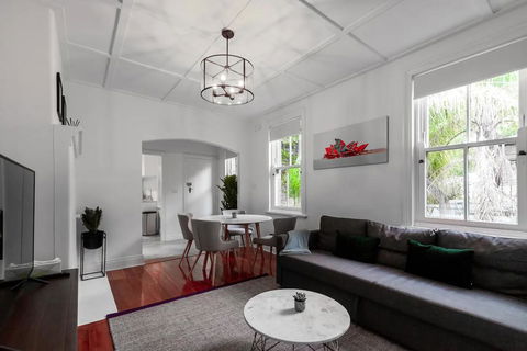 Luxurious Historic Home With Harbour Bridge Views - Accommodation Gladstone 0